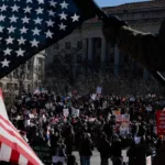 milhares-protestam-nos-eua-contra-politicas-de-trump-em-aniversario-de-seu-segundo-mandato-–-folha-de-s.paulo