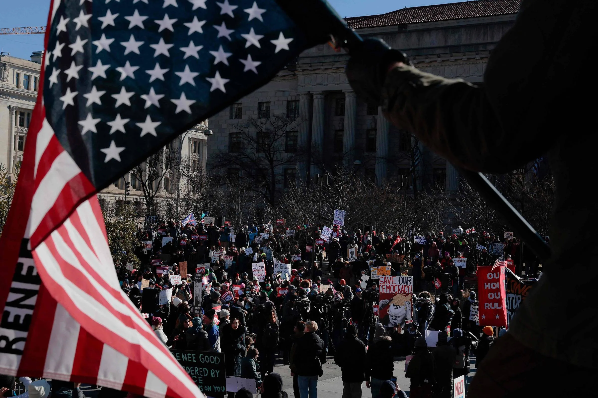 milhares-protestam-nos-eua-contra-politicas-de-trump-em-aniversario-de-seu-segundo-mandato-–-folha-de-s.paulo