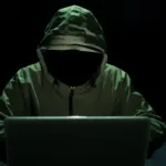 com-golpes-online-e-ate-invasao-de-casas,-ladroes-de-criptomoedas-roubam-us$-700-milhoes-em-explosao-de-roubos