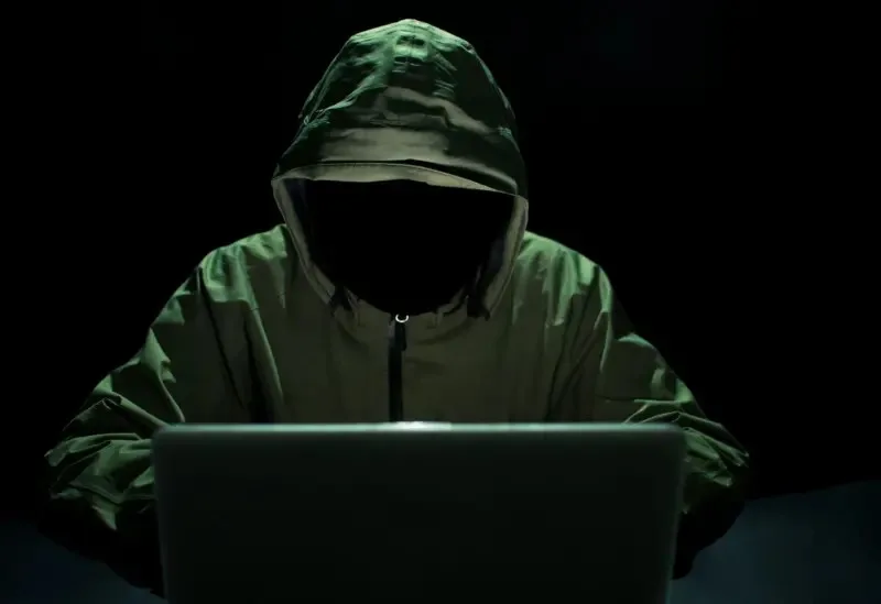 com-golpes-online-e-ate-invasao-de-casas,-ladroes-de-criptomoedas-roubam-us$-700-milhoes-em-explosao-de-roubos