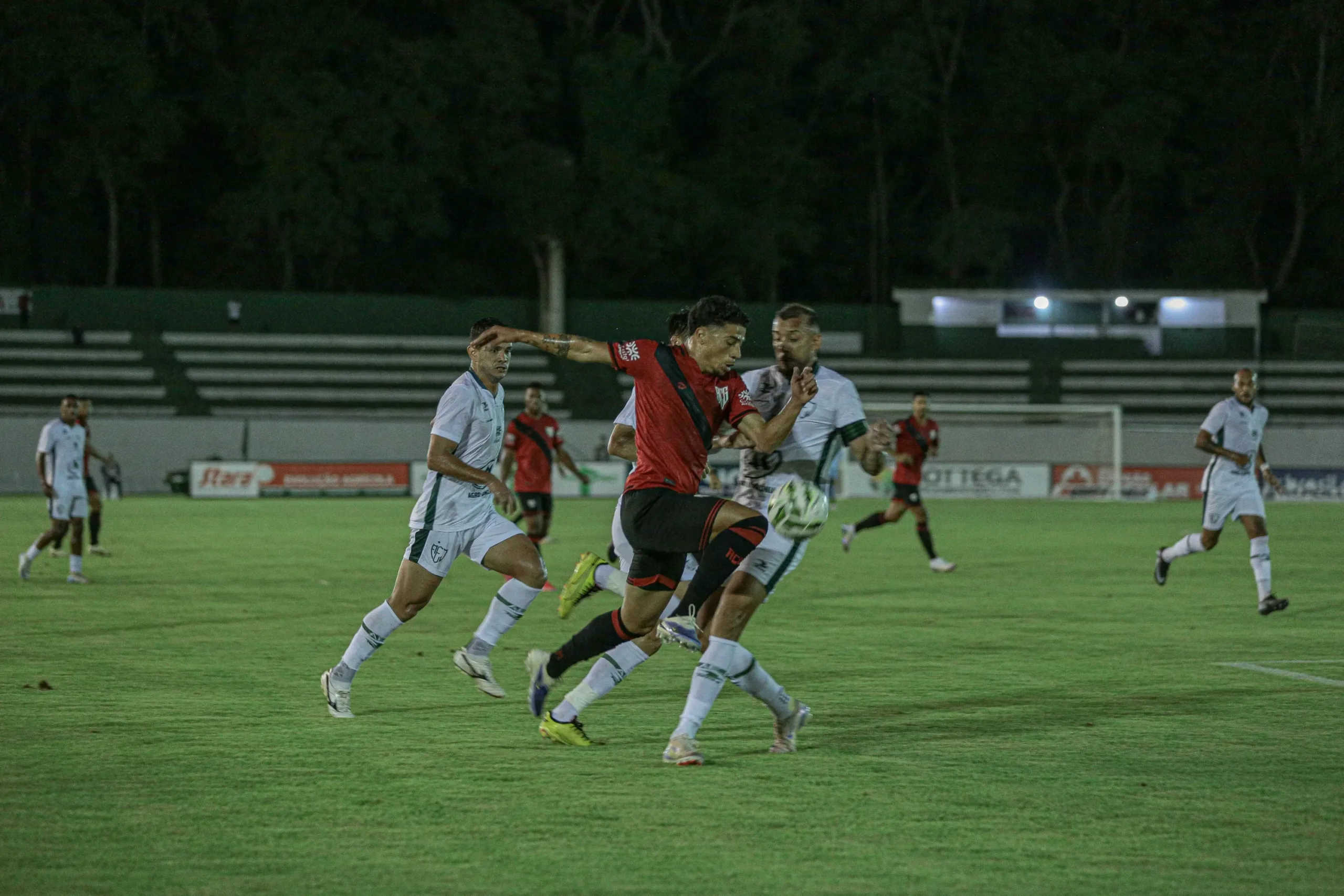 jataiense-domina,-derrota-o-atletico-e-sobe-na-tabela-do-goianao