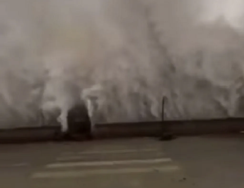 prefeitos-da-italia-sao-atingidos-por-onda-gigante-durante-transmissao-ao-vivo-–-jovem-pan