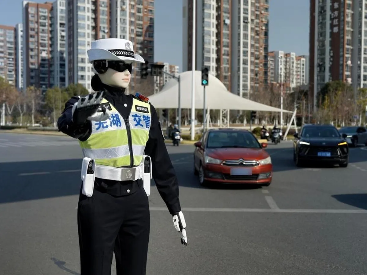‘robocop-do-transito’:-china-usa-robos-humanoides-com-inteligencia-artificial-nas-ruas