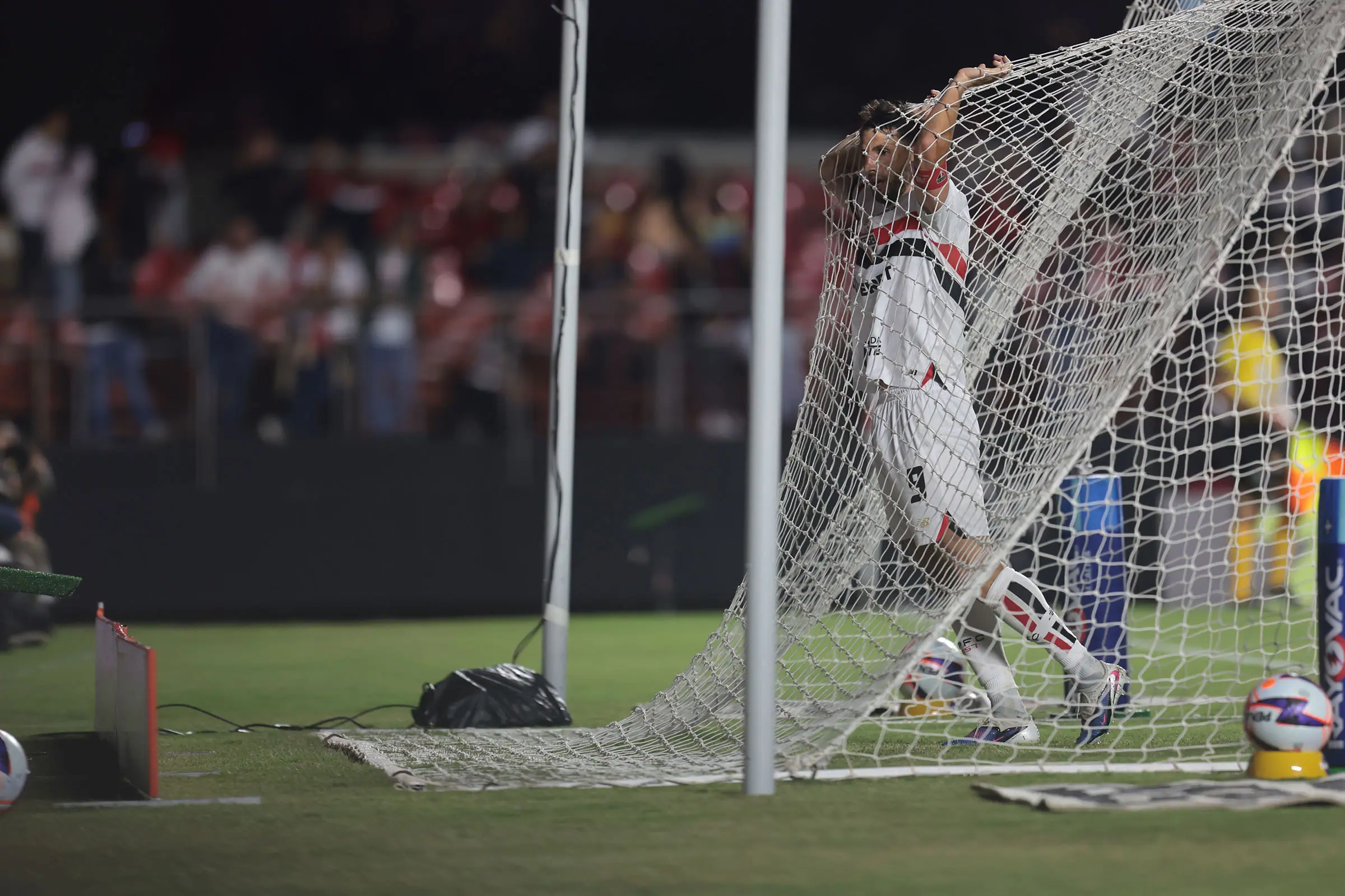 em-dia-turbulento,-sao-paulo-perde-para-a-portuguesa,-e-vaiado-e-amplia-crise