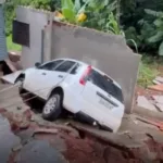video:-chuva-provoca-desmoronamento-de-casas-no-jardim-curitiba,-em-goiania;-carro-e-engolido