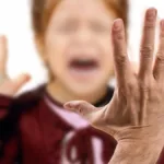 mae-e-absolvida-do-crime-maus-tratos-por-dar-palmadas-na-filha-que-assistia-video-inadequado