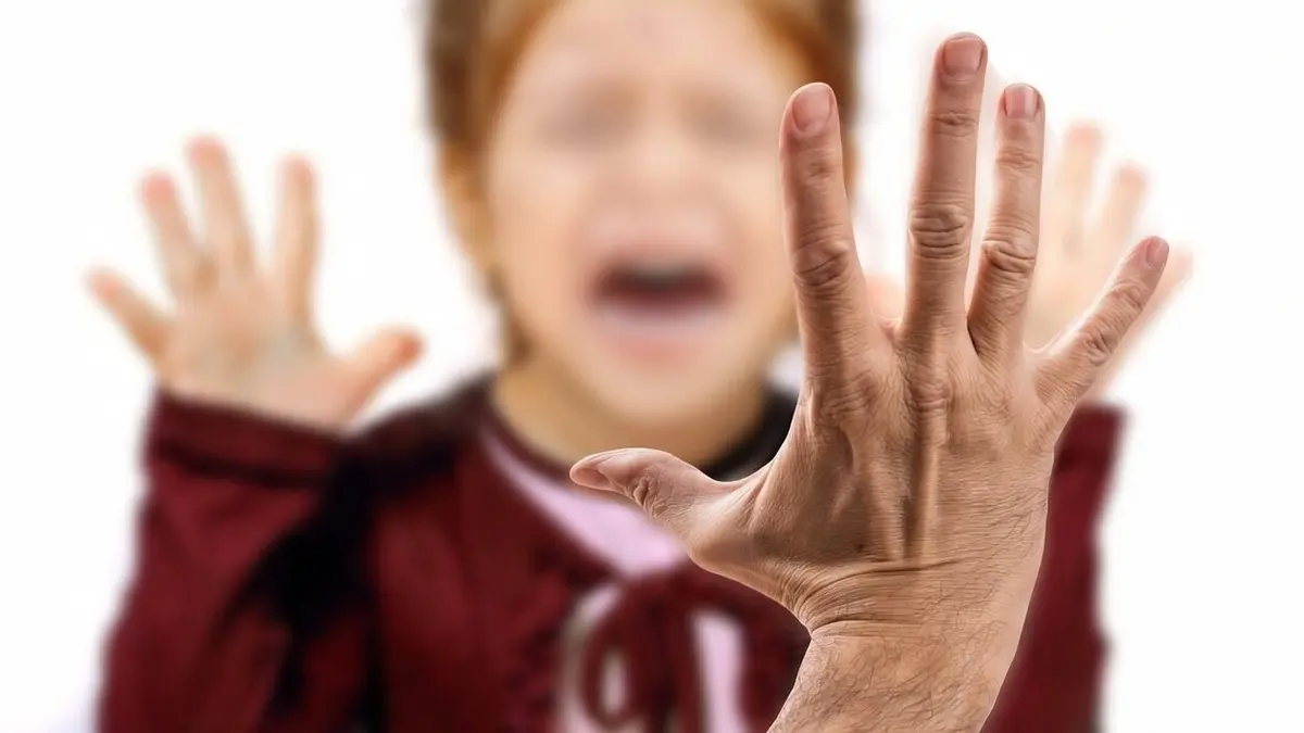 mae-e-absolvida-do-crime-maus-tratos-por-dar-palmadas-na-filha-que-assistia-video-inadequado