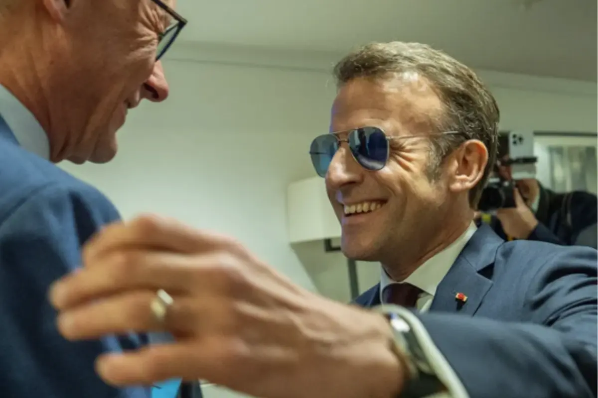 vendas-de-oculos-usados-por-macron-no-forum-mundial-disparam