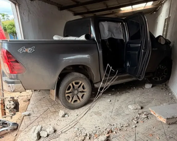 caminhonete-arremessa-pedestre-e-invade-casa-apos-acidente-em-luziania