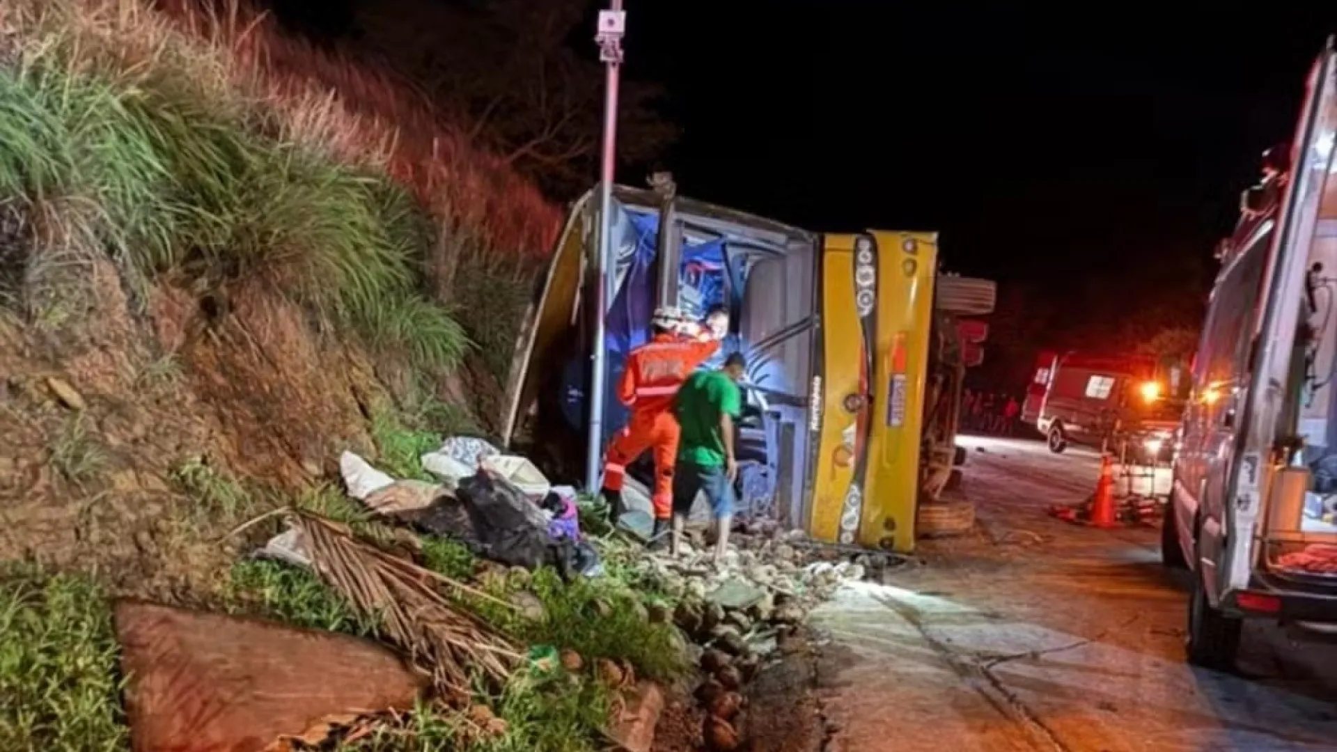 acidente-com-onibus-clandestino-em-minas-gerais-deixa-cinco-pessoas-mortas,-incluindo-um-bebe