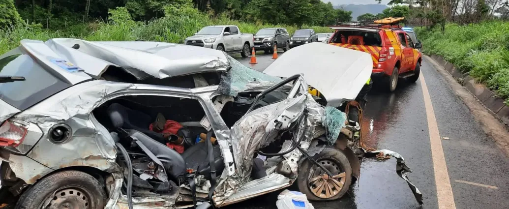 duas-pessoas-ficam-feridas-apos-carro-rodar-na-pista-e-atingir-caminhao-na-br-020,-em-formosa