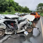 duas-pessoas-ficam-feridas-apos-carro-rodar-na-pista-e-atingir-caminhao-na-br-020,-em-formosa