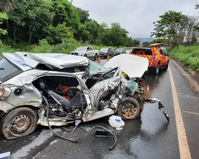 duas-pessoas-ficam-feridas-apos-carro-rodar-na-pista-e-atingir-caminhao-na-br-020,-em-formosa