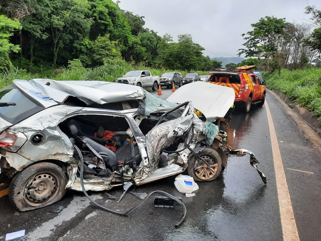 duas-pessoas-ficam-feridas-apos-carro-rodar-na-pista-e-atingir-caminhao-na-br-020,-em-formosa