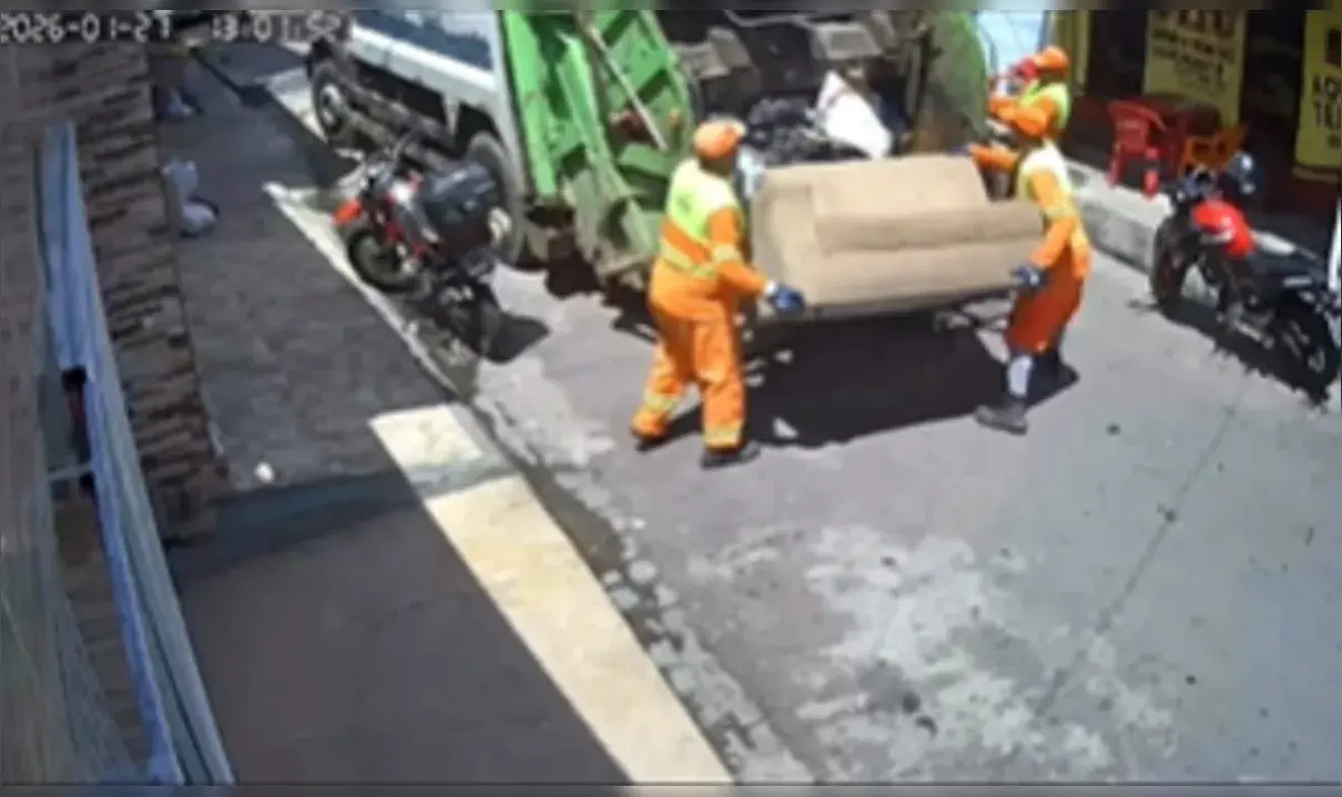 mulher-deixa-sofa-secando-na-porta-e-movel-e-levado-por-garis;-veja-o-desfecho-da-historia