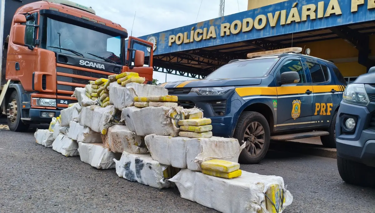 caminhao-com-quase-uma-tonelada-de-maconha-e-apreendido-em-itumbiara
