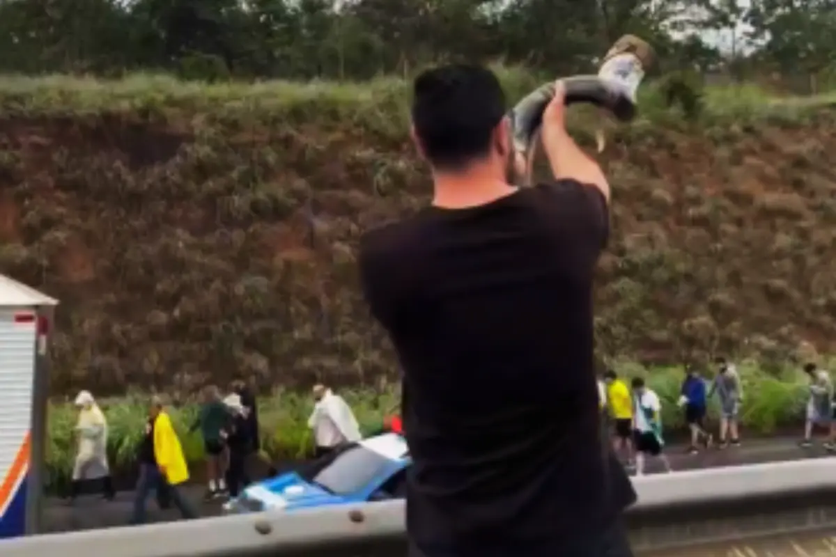 musico-toca-berrante-para-caminhada-de-nikolas-ferreira-entre-luziania-e-cristalina