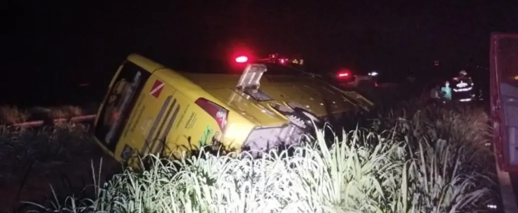 capotamento-de-onibus-na-go-080-deixa-quatro-passageiros-feridos-em-petrolina-de-goias