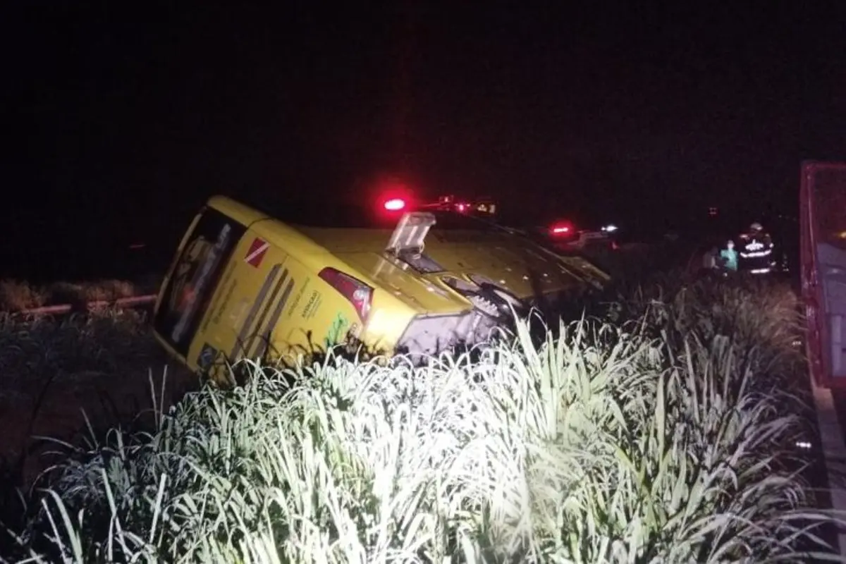 capotamento-de-onibus-na-go-080-deixa-quatro-passageiros-feridos-em-petrolina-de-goias