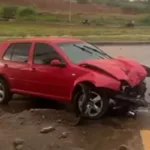 carro-bate-em-poste-e-motor-e-arremessado-apos-acidente-na-avenida-w1,-em-aparecida