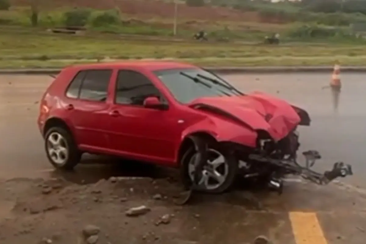 carro-bate-em-poste-e-motor-e-arremessado-apos-acidente-na-avenida-w1,-em-aparecida