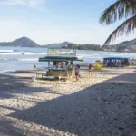 barracas-nao-podem-exigir-consumacao-minima;-entenda-a-lei-e-veja-regras-nas-praias-de-sp