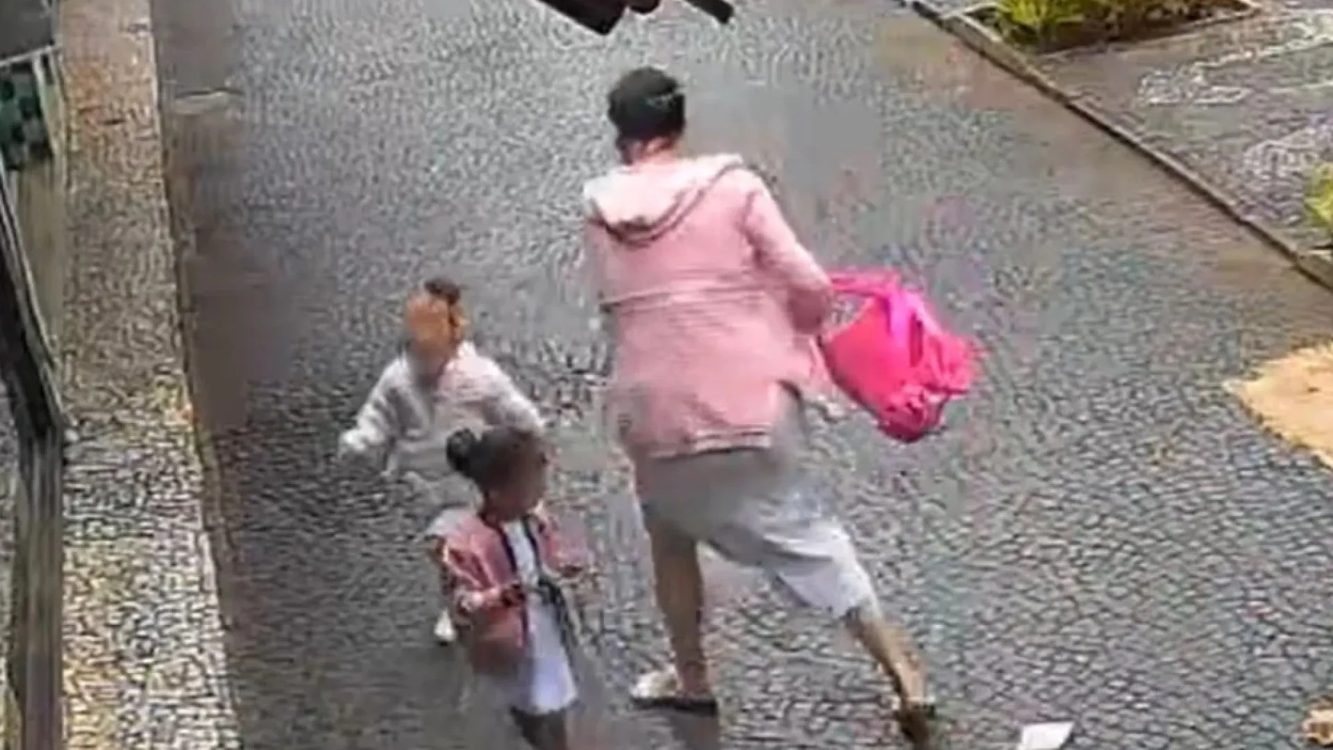 mae-derruba-propria-filha-no-chao-apos-lhe-dar-tapas-na-cabeca;-video