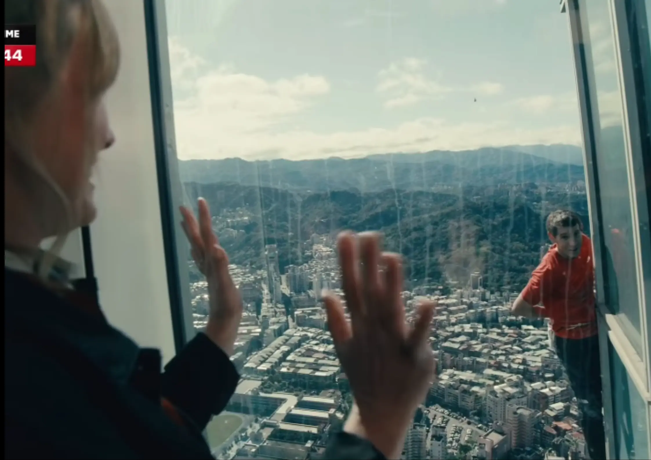 alpinista-norte-americano-escala-sem-protecao-arranha-ceu-de-508-metros-em-taiwan