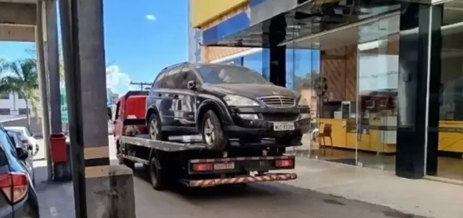 carro-abandonado-ha-8-anos-e-retirado-de-shopping-em-anapolis-e-viraliza-nas-redes-sociais