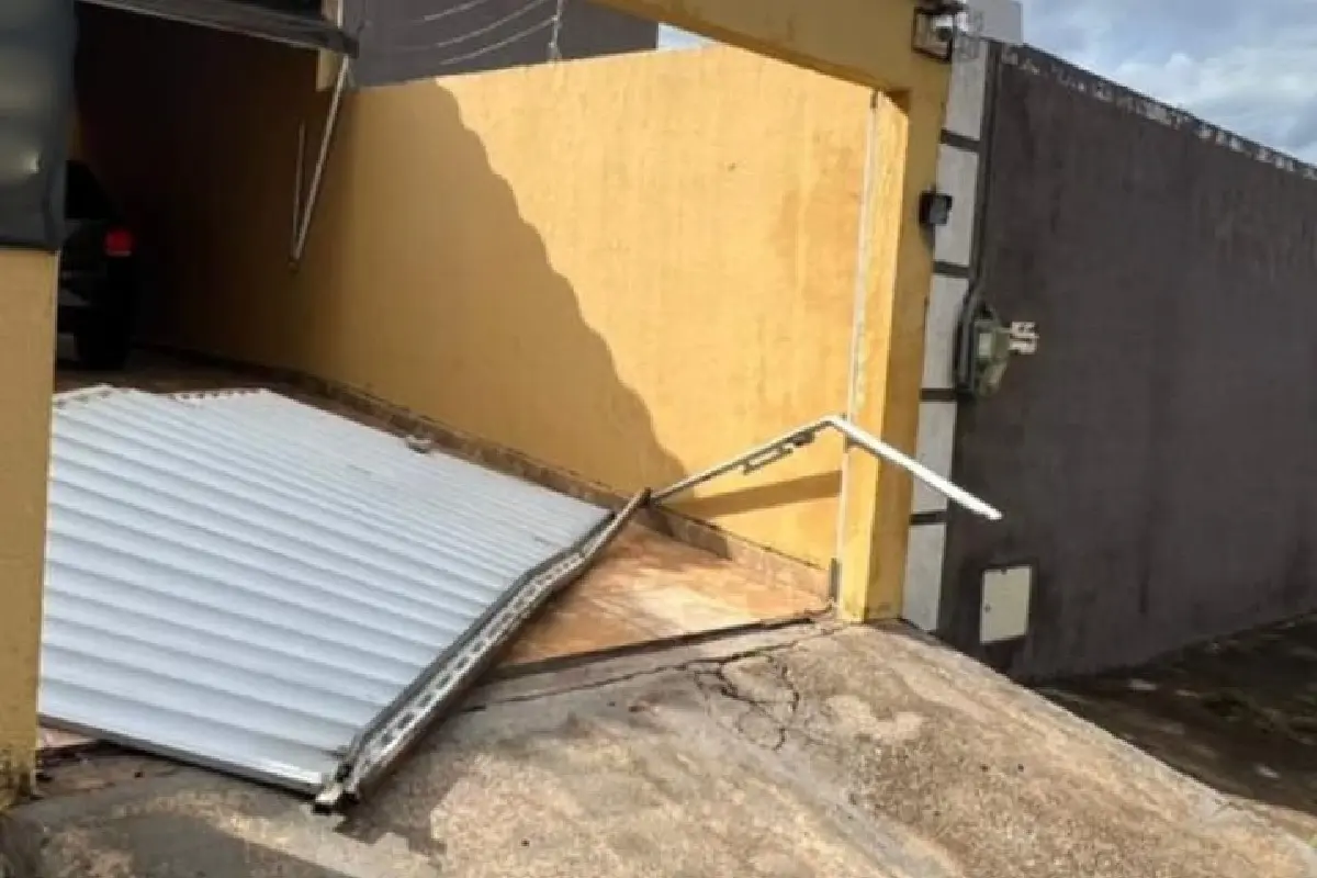 homem-invade-casa,-derruba-portao,-ameaca-namorado-e-xinga-policiais-durante-prisao-em-goiania