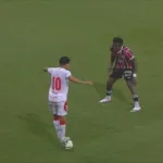 ex-vila-nova,-dodo-recebe-amarelo-apos-subir-na-bola-em-jogo-do-campeonato-pernambucano