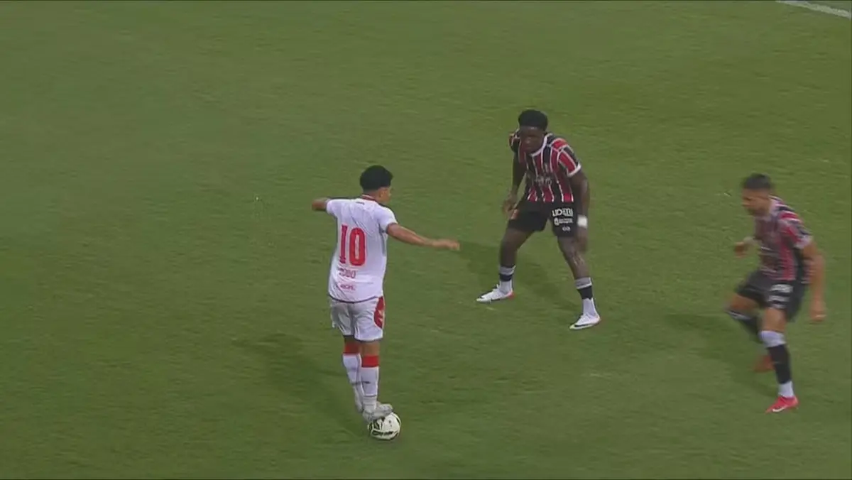 ex-vila-nova,-dodo-recebe-amarelo-apos-subir-na-bola-em-jogo-do-campeonato-pernambucano