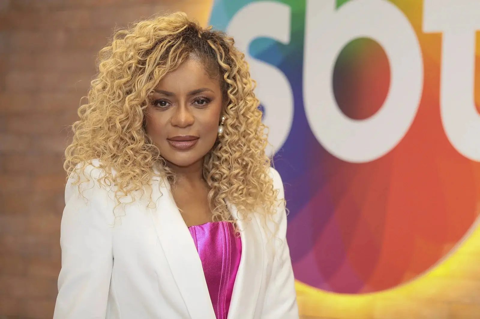 cariucha-fecha-contrato-com-a-redetv!-e-vai-substituir-luciana-gimenez-no-superpop