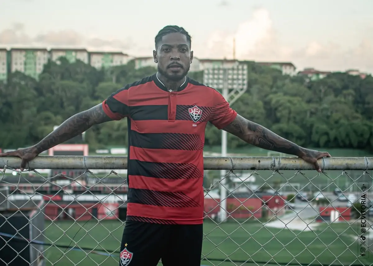 vitoria-anuncia-retorno-de-marinho,-que-chega-ao-clube-vestido-de-homem-aranha