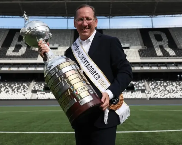 torcida-organizada-do-lyon-protesta-contra-textor-em-comunicado:-‘o-lugar-dele-nao-e-aqui’