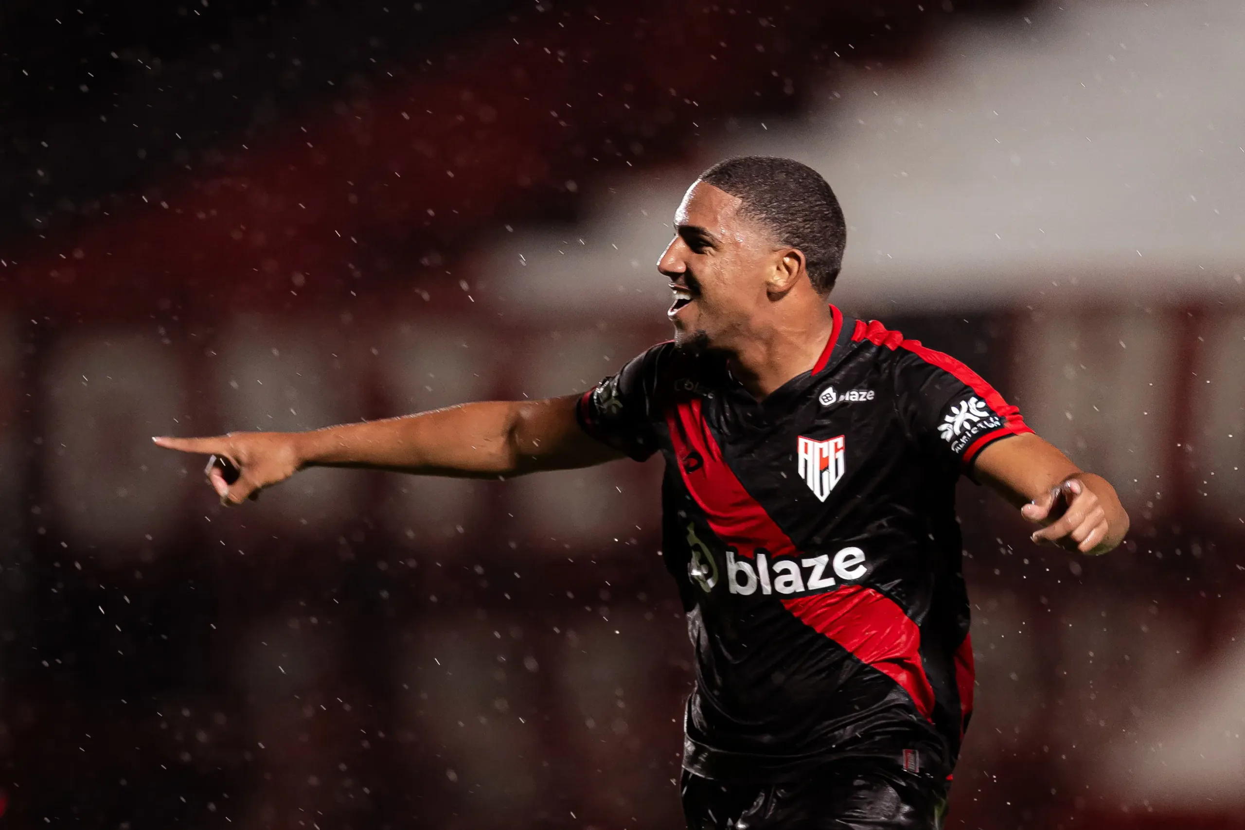 com-dois-gols-de-leo-jaco,-atletico-derrota-o-inhumas-e-assume-a-lideranca-do-goianao