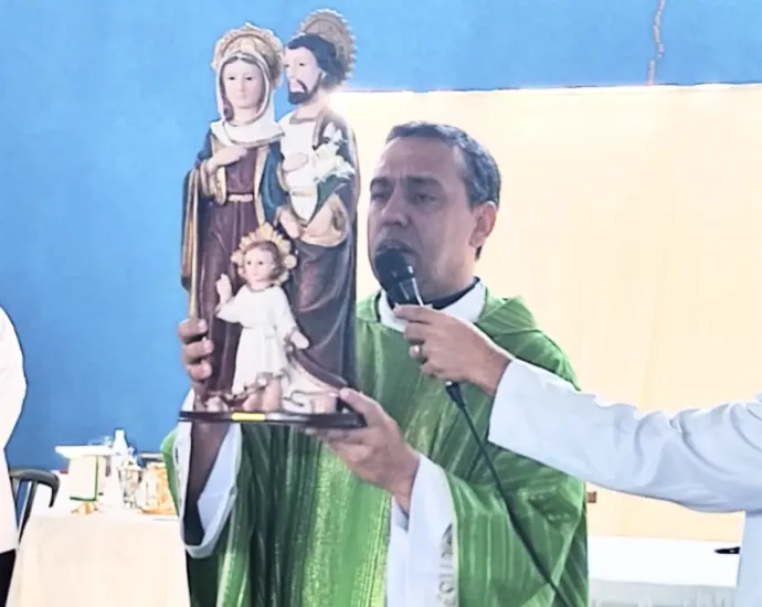 padre-que-bolsonaro-pediu-para-ver-na-prisao-atua-em-pirenopolis;-veja-quem-e