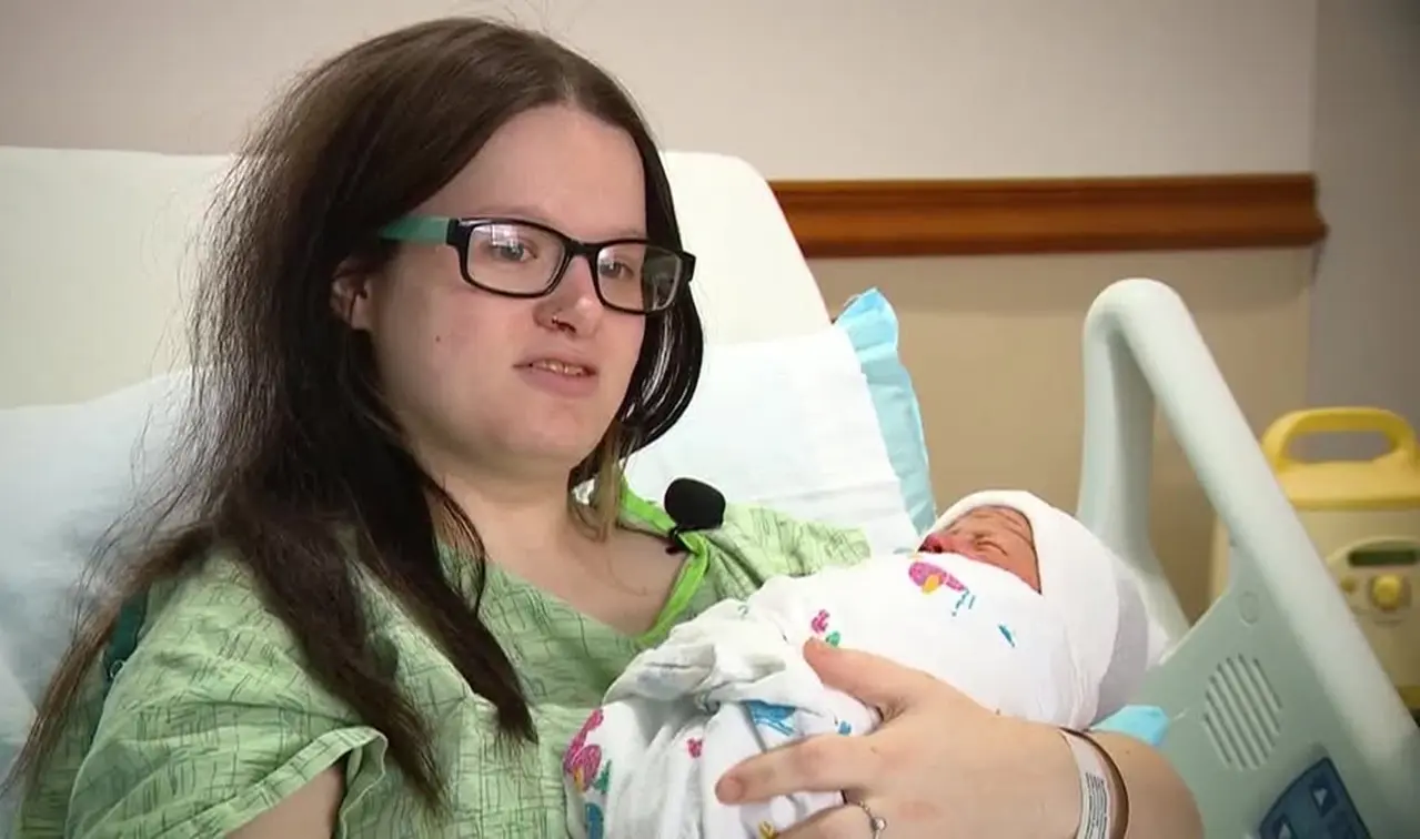 mulher-da-a-luz-no-trabalho-sem-saber-da-gravidez:-“estava-ate-emagrecendo”