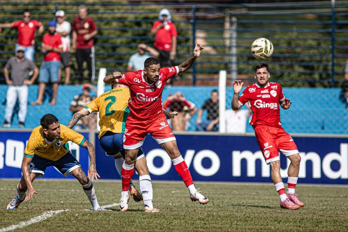 no-jaime-guerra,-vila-nova-derrota-centro-oeste-e-reassume-a-lideranca-do-goianao