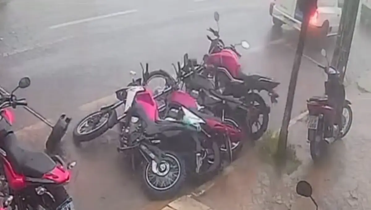 chuva-e-vento-forte-derrubam-motos-em-goianesia;-assista