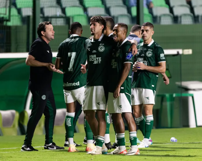 com-gol-de-joia-da-base,-goias-derrota-a-abecat-e-volta-a-vice-lideranca-do-goianao