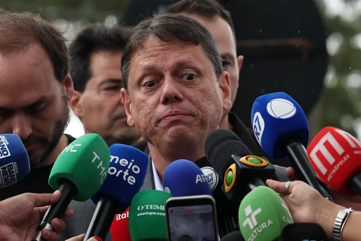 tarcisio-fica-sem-candidatura-ao-planalto,-mas-costura-paz-com-cla-bolsonaro