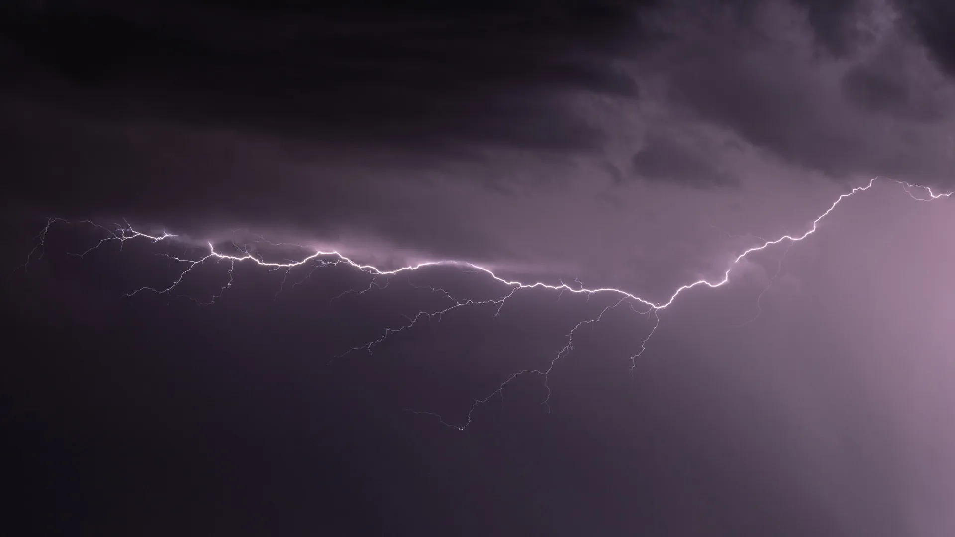 homem-morre-apos-ser-atingido-por-raio-em-praia-do-rs