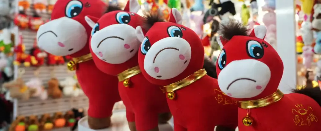 cavalo-de-pelucia-costurado-errado,-simbolo-do-ano-novo-chines,-vira-febre-mundial