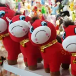 cavalo-de-pelucia-costurado-errado,-simbolo-do-ano-novo-chines,-vira-febre-mundial