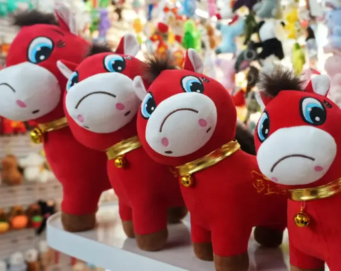 cavalo-de-pelucia-costurado-errado,-simbolo-do-ano-novo-chines,-vira-febre-mundial