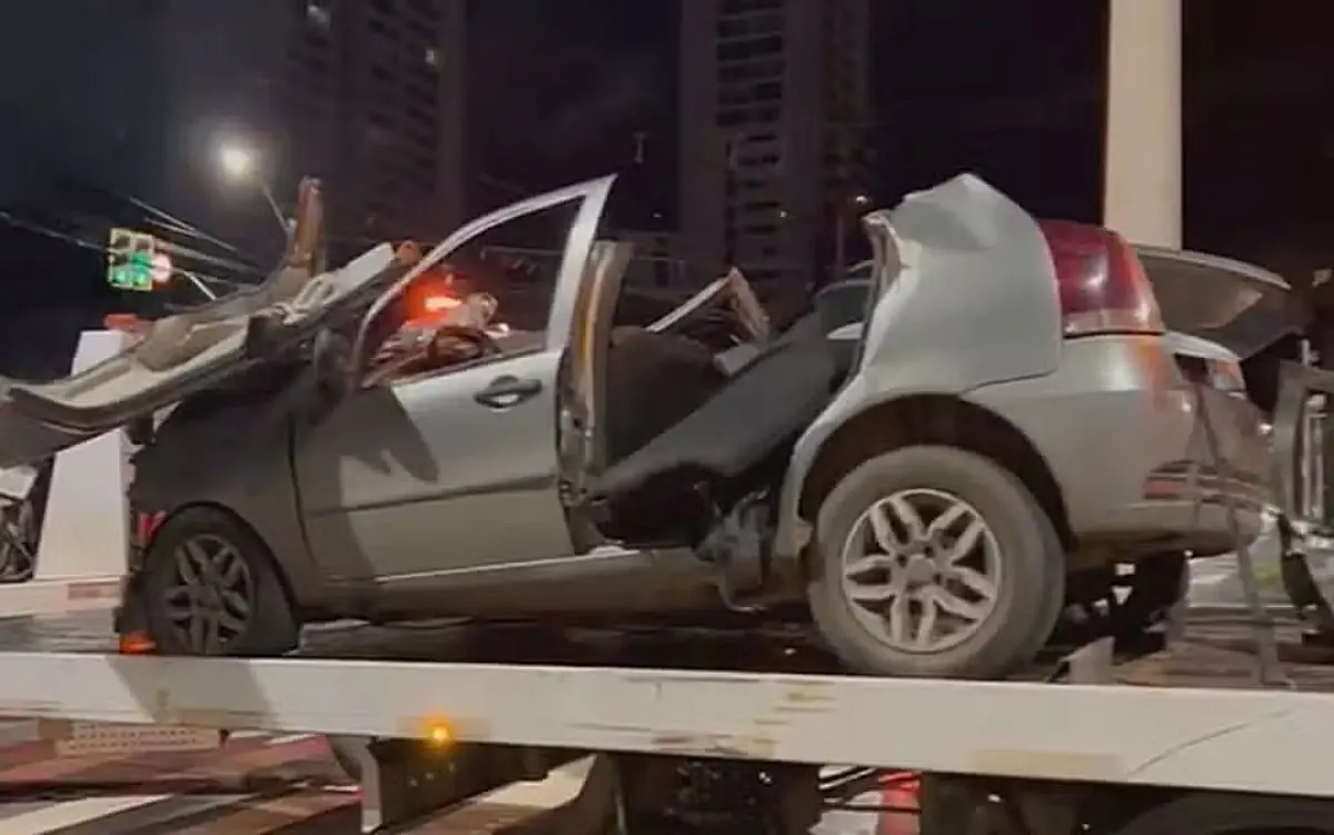 jovens-sao-arremessados-apos-caminhonete-furar-sinal-vermelho-no-setor-bueno-em-goiania