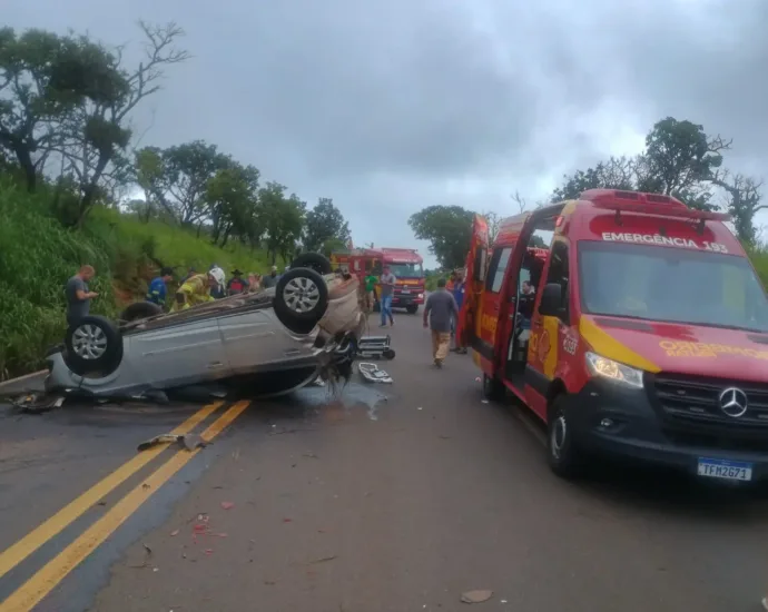 acidente-entre-carro-e-carreta-deixa-tres-idosos-feridos-na-br-364,-em-mineiros