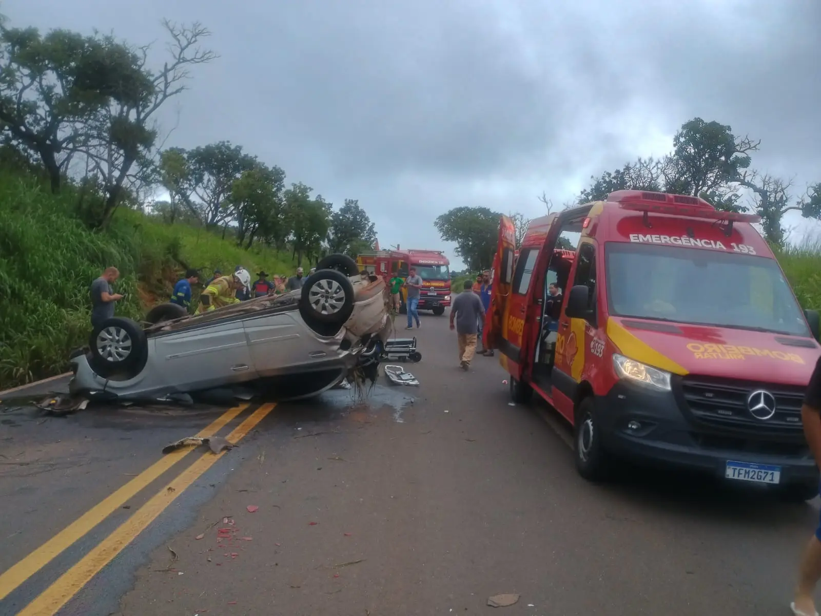 acidente-entre-carro-e-carreta-deixa-tres-idosos-feridos-na-br-364,-em-mineiros
