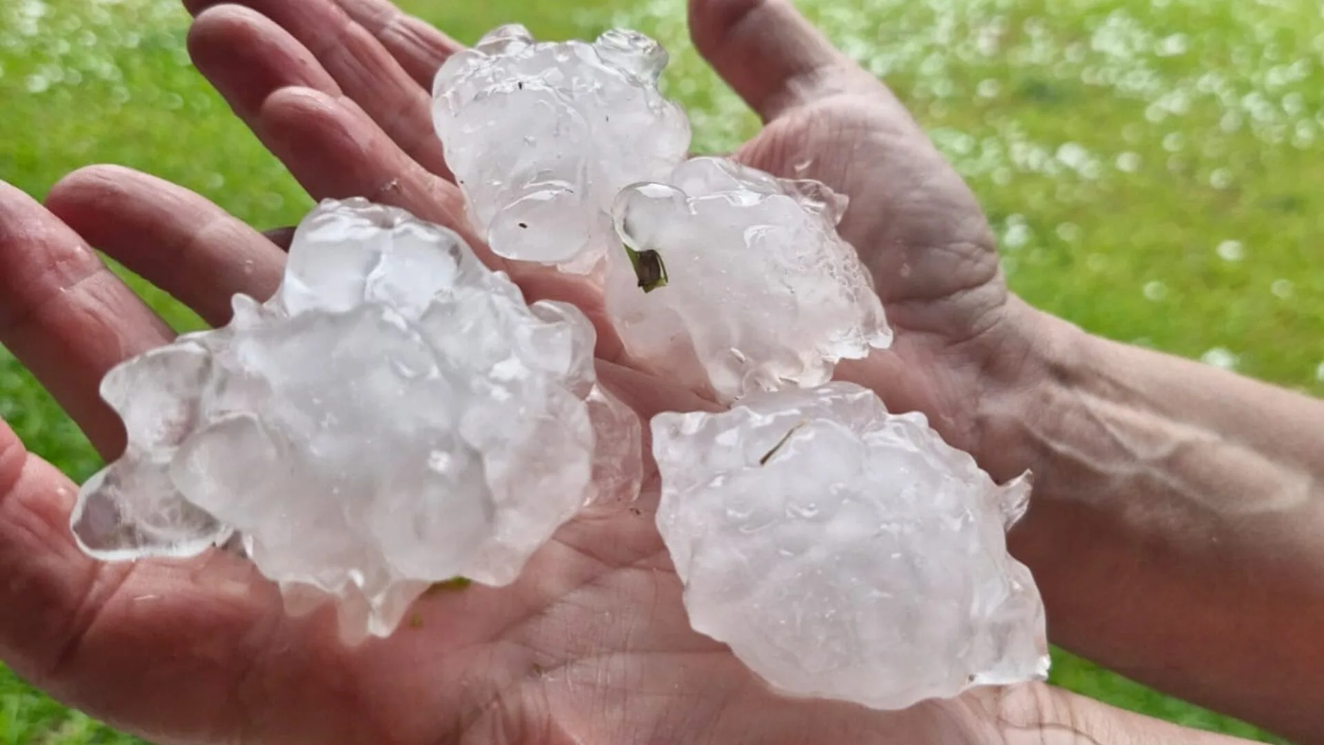 fotos-mostram-grandes-pedras-de-granizo-que-atingiram-municipio-de-sc-neste-sabado-–-nsc-total